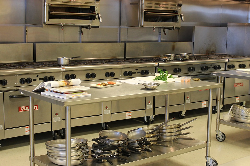 how to organize commercial kitchen